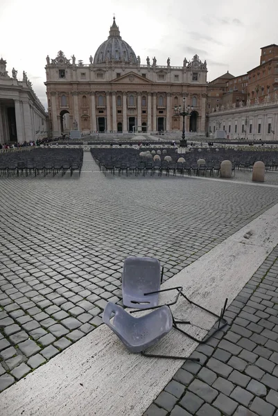 梵蒂冈圣彼得广场两张破椅子的概念图 — 图库照片