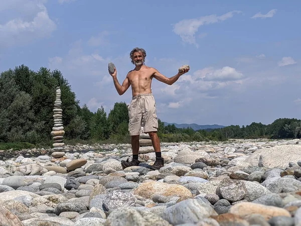 Nehir Boyunca Taş Yığınları Yapan Mutlu Adam — Stok fotoğraf