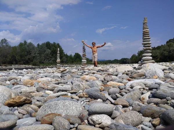 Šťastný Muž Dělá Hromady Kamení Podél Řeky — Stock fotografie