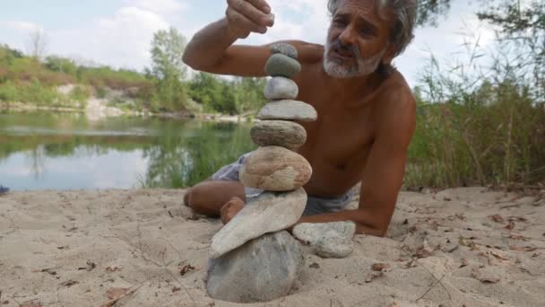 Uomo Facendo Mucchi Pietra Lungo Fiume — Video Stock