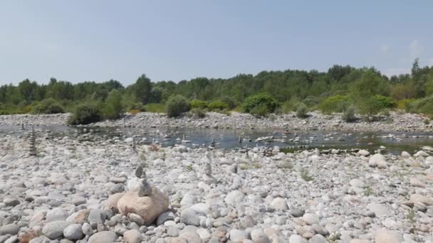 Pilas Piedras Río Largo Del Río Sesia Piamonte Italia — Vídeos de Stock