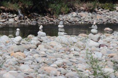 İtalya 'nın Sesia Nehri boyunca nehir taşları birikiyor.
