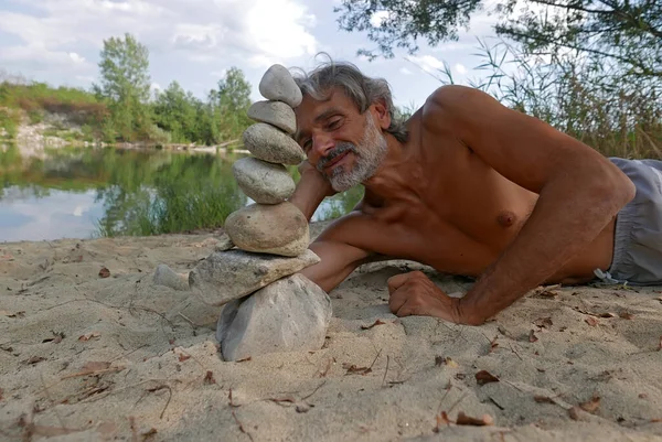 Hombre Feliz Haciendo Pilas Piedra Largo Del Río —  Fotos de Stock