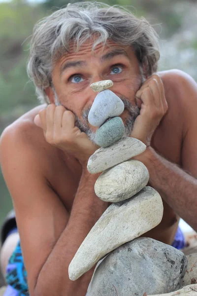 Hombre Maduro Haciendo Pilas Piedra Largo Del Río —  Fotos de Stock