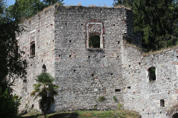 ロッカ アロナ イタリアのアロナにある要塞遺跡 — ストック写真