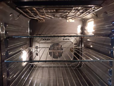 Yeni Modern Boş elektrikli fırın, sıcak hava havalandırması, ışık açık.