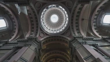 NOVARA, İTALYA - 12 Eylül 2025: San Gaudenzio Basilica Neo-Classic iç görünüm