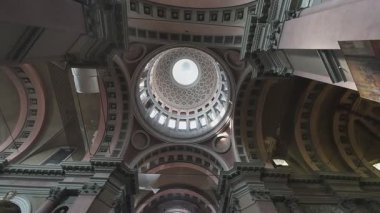 NOVARA, İtalya - 12 Eylül 2025: San Gaudenzio Basilica Neo-Classic iç mimarisi