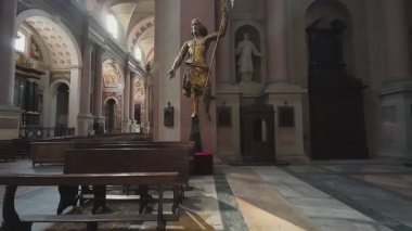 NOVARA, İtalya - 12 Eylül 2025: San Gaudenzio Basilica Neo-Classic iç mimarisi