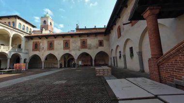 NOVARA, İTALYA - 12 Eylül 2025: Lonca 'nın Broletto Tarihi Sarayı (13. Yüzyıl)