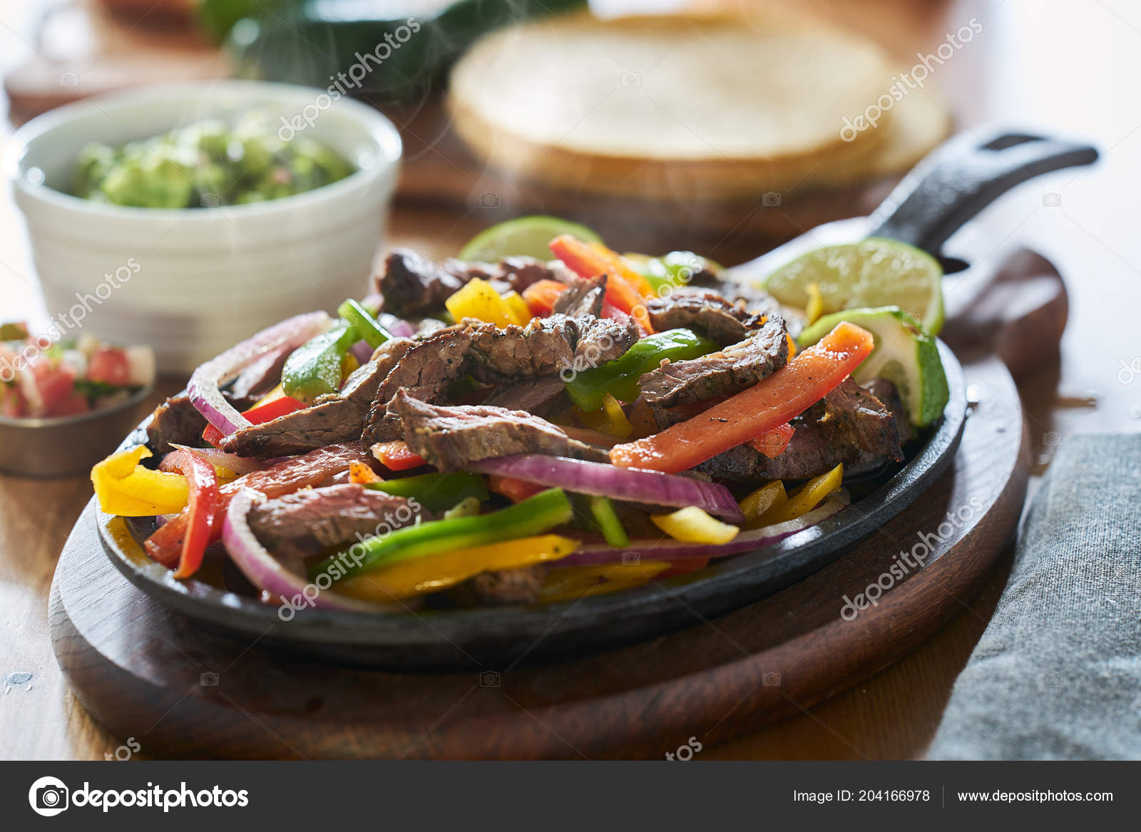 Steaming Hot Mexican Beef Fajitas Iron Skillet Bell Peppers Guacamole Stock Photo by ©resnick