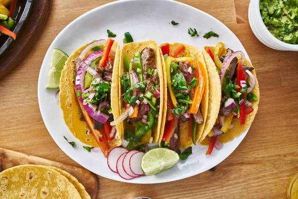 Ízletes Taco Mexikói Marha Fajita Kitöltésével Tálalva Salsa Guacamole Lapos — Stock Fotó