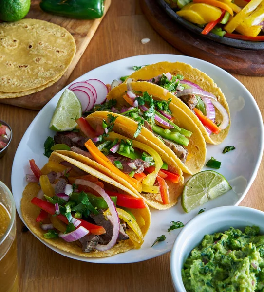 sarı Mısır tortilla Meksika fajita tacos guacamole ile görev yaptı.