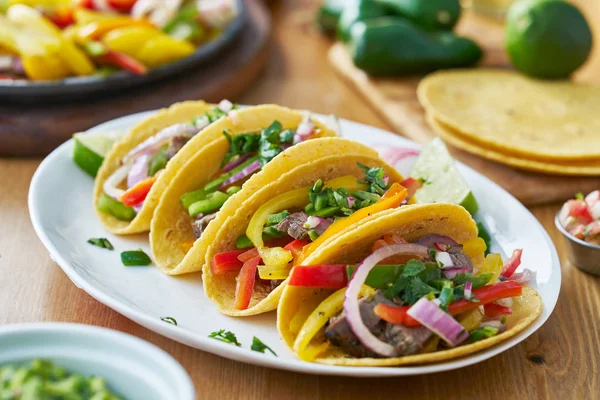 Tacos Hovězím Masem Paprikou Plnění Podávaný Guacamole — Stock fotografie