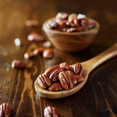 pecans vurdu tahta masada yığını kapat