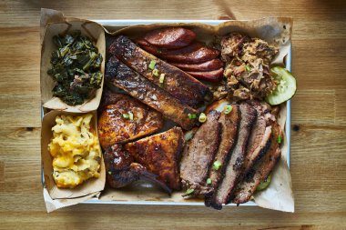 Teksas Barbekü stili tepsi füme Dana Döş, st louis pirzola, tavuk ve sıcak Linkler