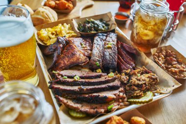 Teksas tarzı Barbekü tepsi füme et yemeği, st louis kaburga, çekti domuz, tavuk, sosisli ve iki taraf