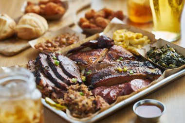 Teksas tarzı Barbekü tepsi füme et yemeği, st louis kaburga, çekti domuz, tavuk, sosisli ve iki taraf