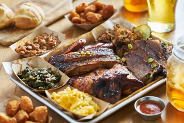 Teksas tarzı Barbekü tepsi füme et yemeği, st louis kaburga, çekti domuz, tavuk, sosisli ve iki taraf