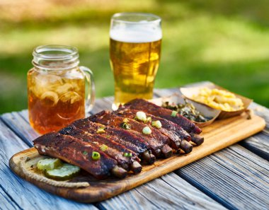 St louis tarzı Barbekü kaburga collard yeşillik ve mac ve peynir dışında piknik masa güneşli yaz gün boyunca ile