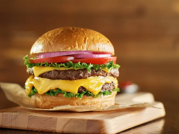 Dvojitý Cheeseburger Hlávkovým Salátem Rajčaty Cibulí Američan Gorgonzolou — Stock fotografie