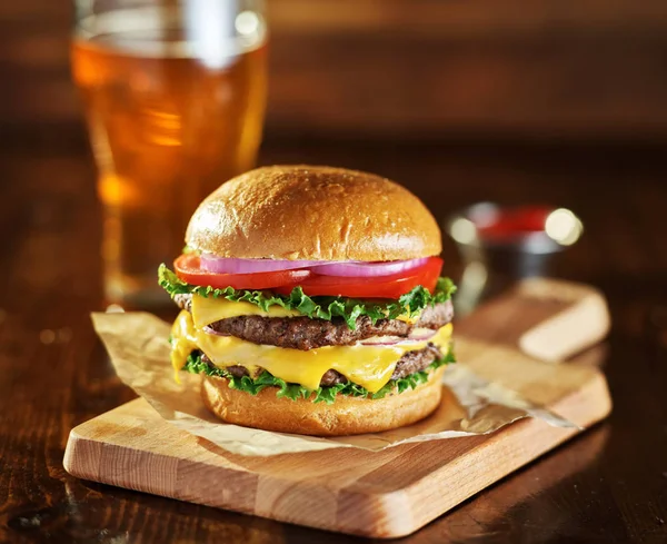 ビールと二重チーズ ハンバーガー — ストック写真