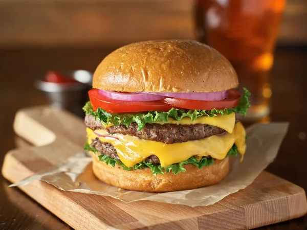 Dupla Sajtburgert Saláta Paradicsom Hagyma Sajt Amerikai — Stock Fotó