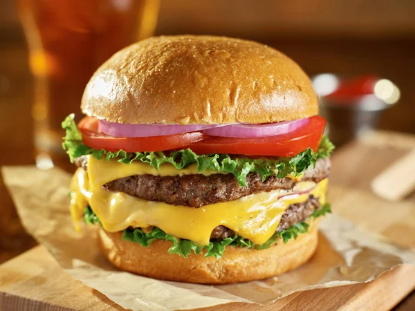 Cheeseburger Duplo Com Alface Tomate Cebola Queijo Americano Derretido — Fotografia de Stock