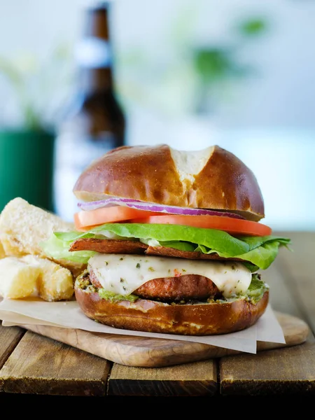 Vegan Sýr Burger Pretzal Buchta Bezmasé Slanina — Stock fotografie