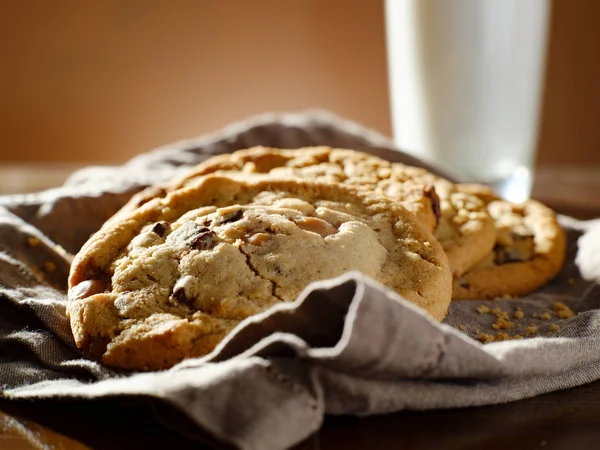 Högen Chocolate Chip Cookies Servett Med Högt Glas Mjölk — Stockfoto