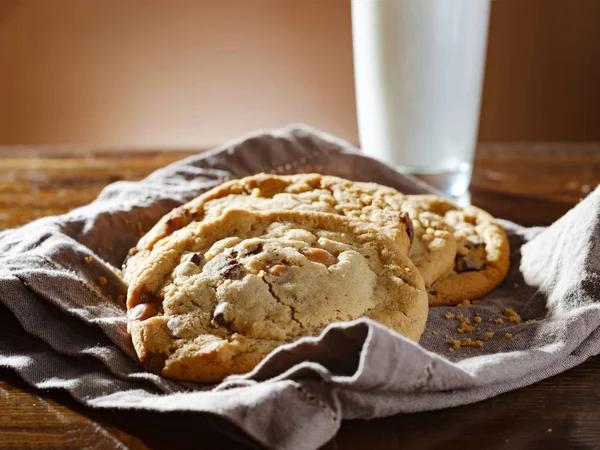 Halom Szalvétára Magas Pohár Tej Csokoládé Chip Cookie — Stock Fotó