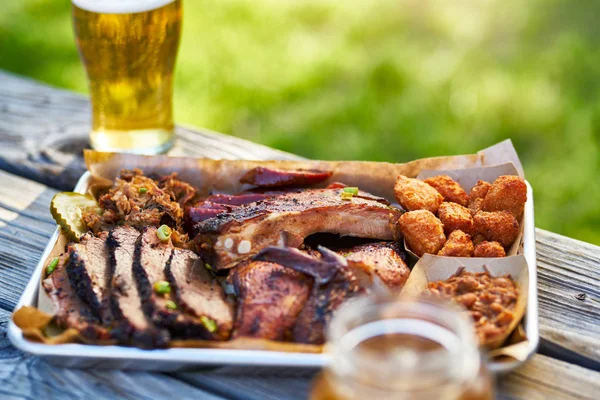 Lade Van Gerookte Vlees Texas Bbq Style Buiten Picknicktafel Zonnige — Stockfoto