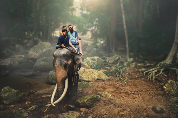 Casal Turistas Equitação Elefante Através Selva Tailandesa Por Rio Koh — Fotografia de Stock