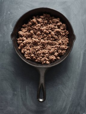 kıyma düz dökme demir tavada pişmiş koymak kompozisyon