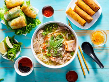 Bo masada meze ile çorba ve sriracha sos ile drizzled Vietnamca pho
