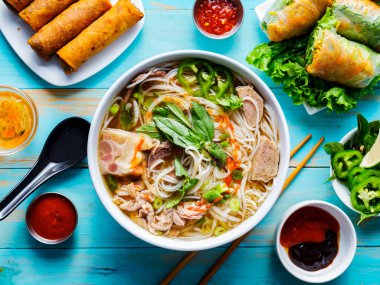 renkli Vietnamca pho bo ile sığır eti ve bahar rulo