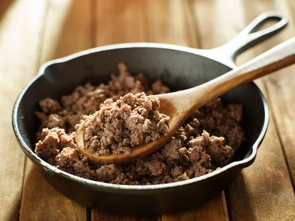 Cucharada Carne Molida Recién Cocida Sartén Hierro —  Fotos de Stock