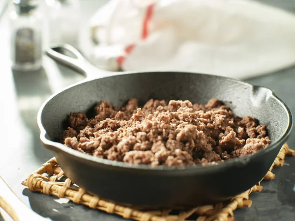 Carne Molida Dorada Sartén Hierro Fundido —  Fotos de Stock