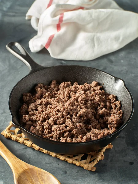 Browned Ground Beef Cast Iron Skillet — Stock Photo, Image