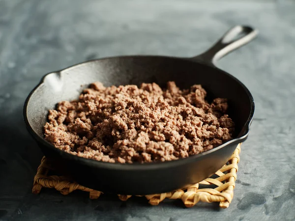 Gebräuntes Hackfleisch Gusseiserner Pfanne — Stockfoto