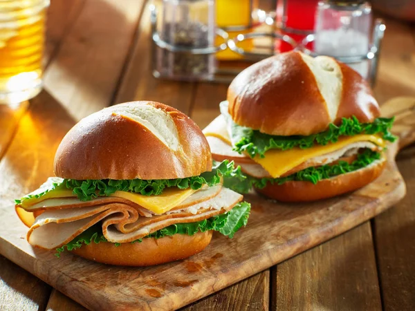 Zwei Aufschnitt Puten Und Käse Sandwiches Auf Brezelbrötchen — Stockfoto