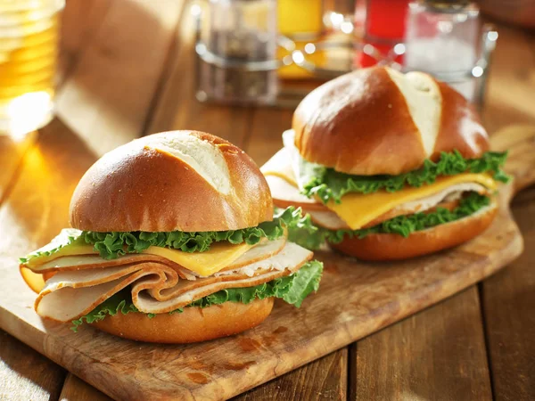 Два Сэндвича Индейкой Сыром Булочках Крендельками — стоковое фото