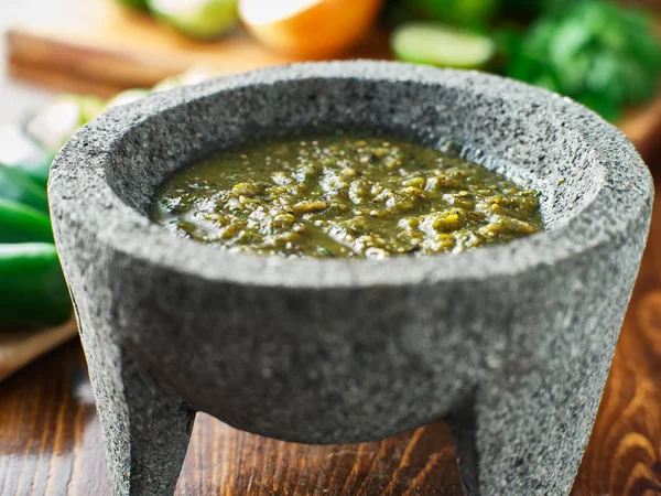 Mexican Salsa Verde Dalam Molcajete Batu Tradisional — Stok Foto