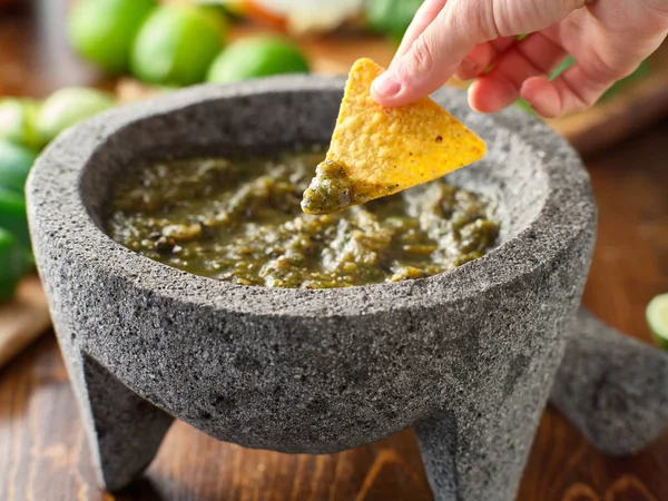 Mergulhando Chip Tortilla Salsa Verde Mexicano — Fotografia de Stock