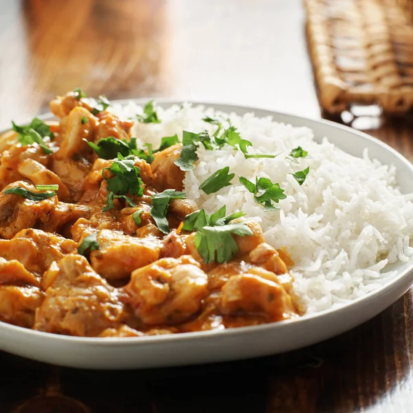Πιάτο Ινδικό Κάρι Κοτόπουλο Και Ρύζι Μπασμάτι — Φωτογραφία Αρχείου