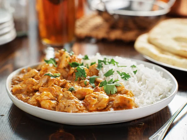 印度咖喱盘与巴斯马蒂大米和鸡肉 — 图库照片