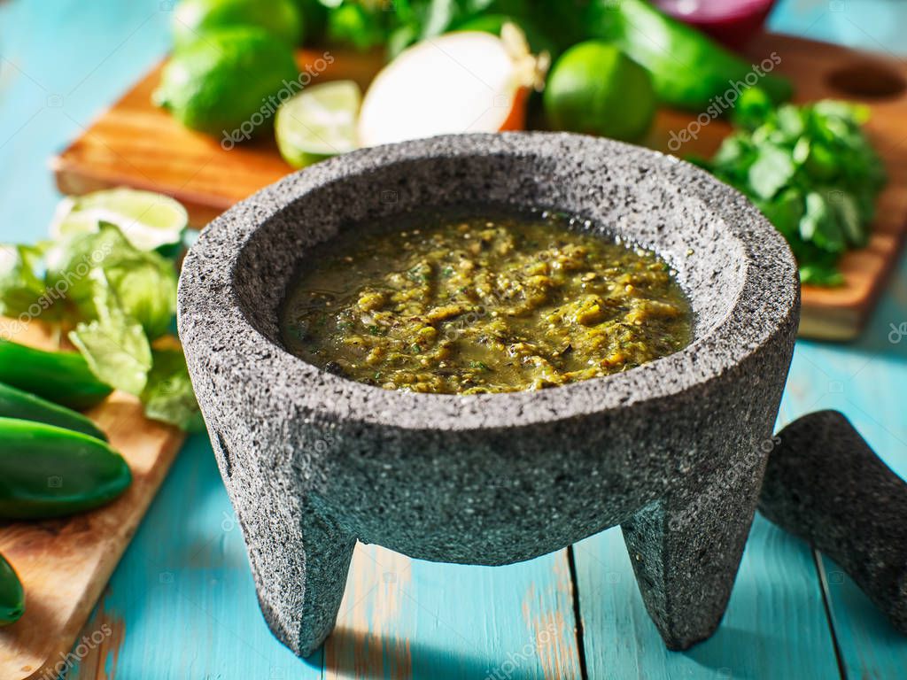 salsa verde mexicana en molcajete de piedra tradicional 2022