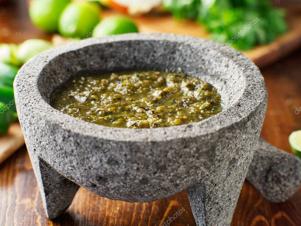 salsa verde mexicana en molcajete de piedra tradicional 2022