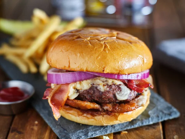 Close Van Westerse Stijl Bacon Burger Met Uienringen Bbq Saus — Stockfoto