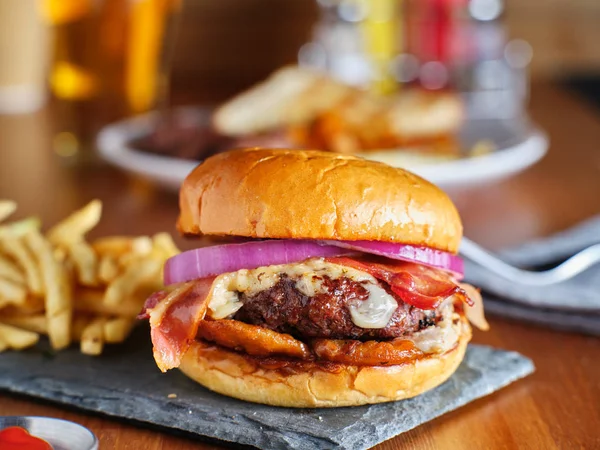 Hambúrguer Bacon Estilo Ocidental Com Anéis Cebola Molho Churrasco — Fotografia de Stock